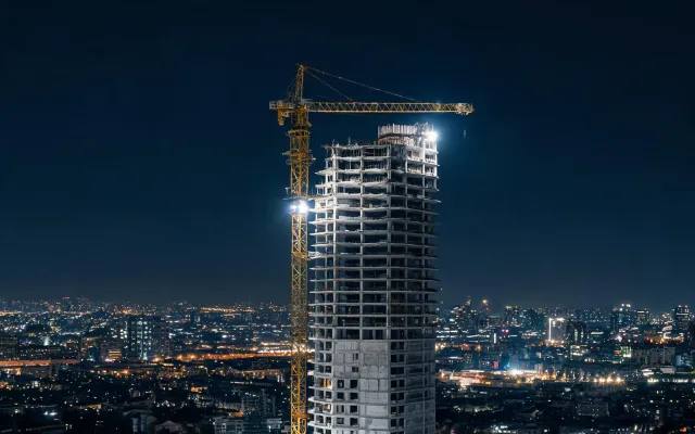 Tower crane on 42-story core construction